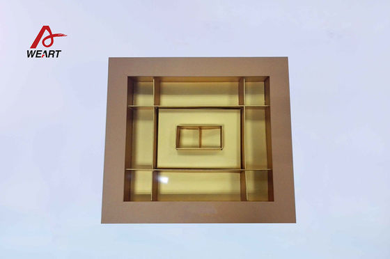 El múltiplo localiza los joyeros del papel del color oro de Champán con la ventana del animal doméstico, /SGS